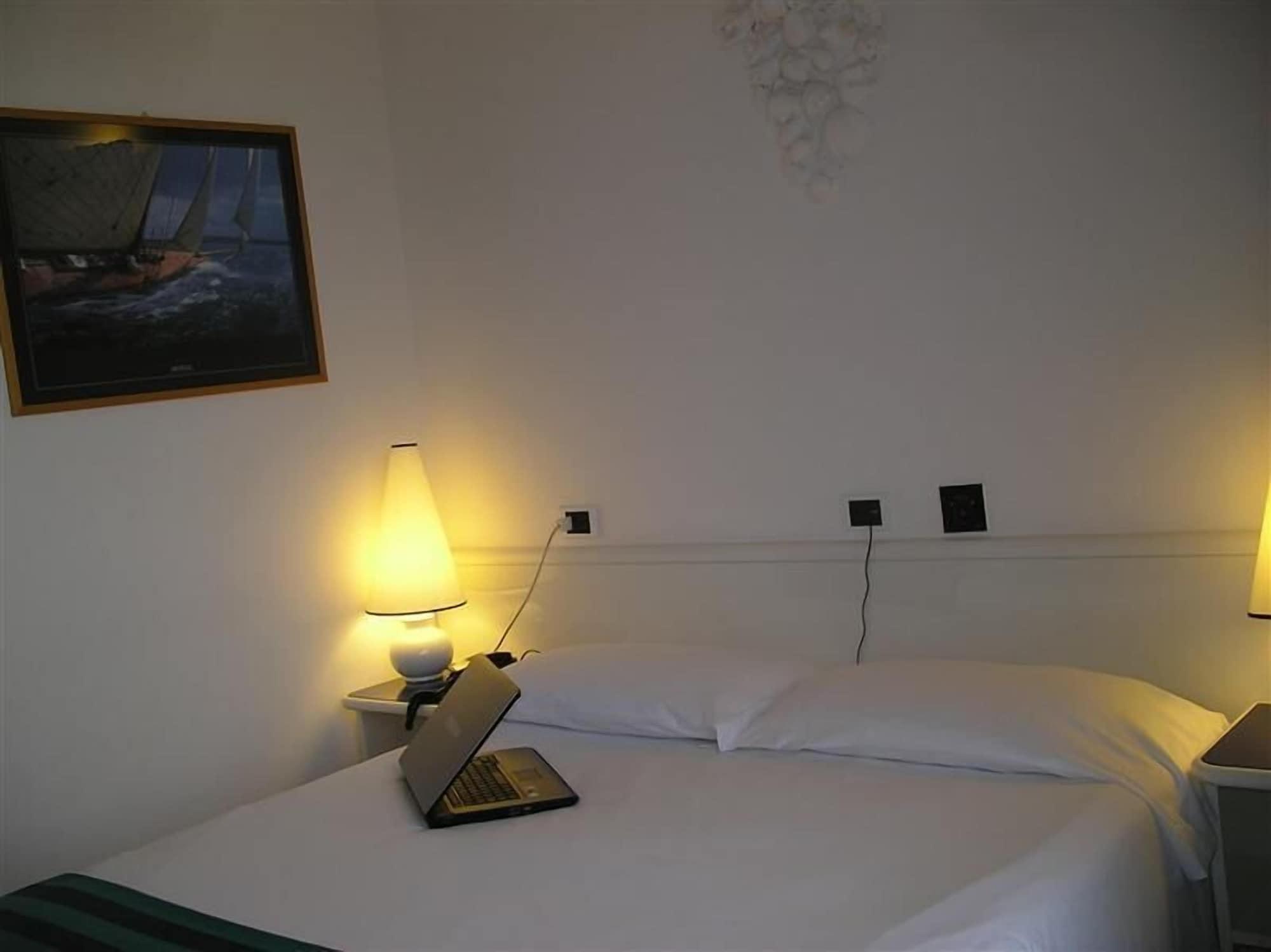 רימיני Hotel Luxor מראה חיצוני תמונה